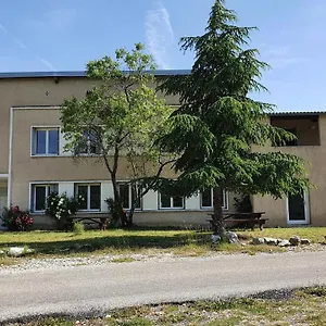 https://auberge-cozyfamily.fr-provencehotel.com
